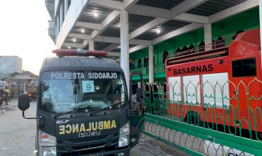Ambulan-Poliklinik-Polresta-Sidoarjo-Turut-Bawa-Korban-Meninggal-Dunia-dari-Ponpes-Buduran