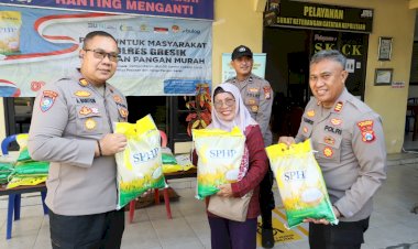 Senyum-Sumringah-Warga-,-Peroleh-Beras-Murah-dari-Polres-Gresik-di-Hari-Pangan-Sedunia