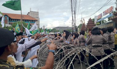 Polrestabes-Surabaya-Libatkan-Tim-Negosiator-Polwan,-Beri-Layanan-Pengamanan-Aksi-Ribuan-Santri-di-DPRD-Jatim