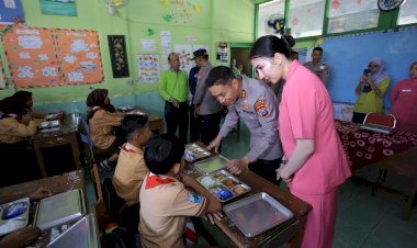 SPPG-Polres-Madiun-Sajikan-Nasi-Pecel-untuk-Pelajar