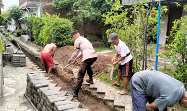 Bhabinkamtibmas-Entalsewu-Polsek-Buduran-Gotong-Royong-Bersama-Warga-Buat-Saluran-Air