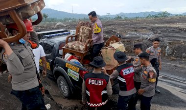 Polda-Jatim-Bantu-Warga-Evakuasi-Barang-Berharga-di-Tengah-Erupsi-Gunung-Semeru