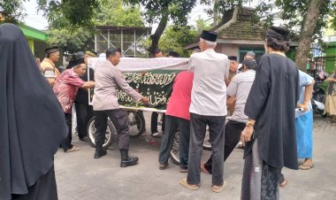 Anggota-Polsek-Buduran,-Bantu-Prosesi-Pemakaman-Warga