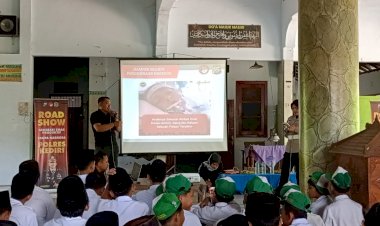 Road-Show-:-Polres-Kediri-Beri-Edukasi-Bahaya-Narkoba-kepada-Para-Santri