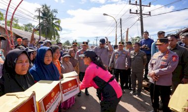 Ketum-Bhayangkari-Beri-Bantuan-hingga-Hibur-Anak-anak-Korban-Bencana-di-Tapanuli-Tengah