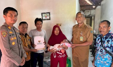 Kapolsek-Krembung-Sambang-Desa-Tanjekwagir,-Salurkan-Bansos-untuk-Warga