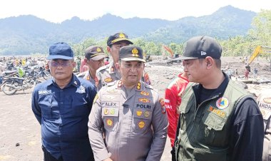 Personel-Gabungan-Polda-Jatim-Lakukan-Aksi-Kemanusiaan-Pascabanjir-Lahar-Semeru-di-Lumajang