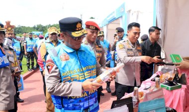 Wakapolri-Tinjau-UMKM,-Bakes,-dan-Pembagian-Perlengkapan-Sekolah-Usai-Apel-Mitra-Kamtibmas-di-Papua