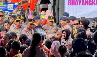 Kapolri-Tinjau-Posko-Pengungsian-di-Aceh-Tamiang,-Salurkan-Bantuan-ke-Korban-Bencana
