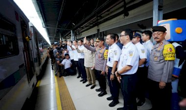 Tinjau-Pengamanan-Nataru-di-Stasiun-Pasar-Senen,-Kapolri-Ingatkan-Kesiapsiagaan-Hadapi-Potensi-Bencana