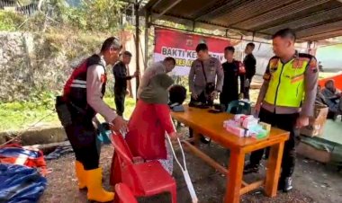 Dari-Posko-hingga-Pintu-Rumah-Polri-Hadir-Pastikan-Layanan-Kesehatan-Warga-Terdampak-Bencana-di-Kala-Segi-Aceh-Tengah