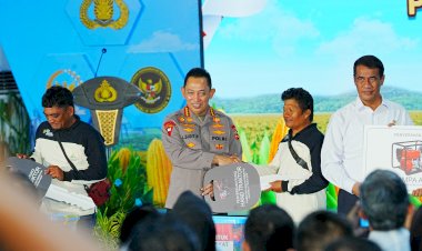 Panen-Raya-Jagung-di-Bekasi-Kapolri-Salurkan-Alsintan-dan-Sembako-untuk-Kelompok-Tani-dan-Masyarakat