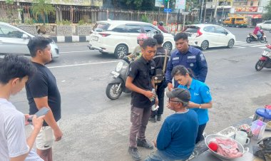 Aksi-Humanis-Polisi,-Bripka-Julianto-Sigap-Tolong-Lansia-Terjatuh