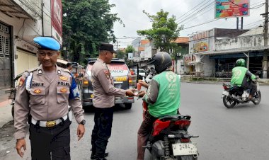 Kapolsek-Taman-Pimpin-Patroli-Kamtibmas-Sambil-Bagikan-Makanan-dan-Minuman-ke-Warga