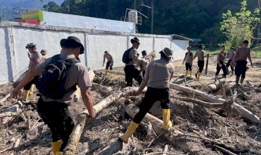 Pulihkan-Pasca-Banjir-Bandang-Tim-SAR-Resimen-II-Pasukan-Pelopor-Bersihkan-Sungai-di-Agam