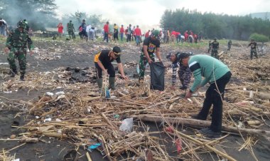 Peduli-Lingkungan-Jajaran-Polres-Jember-Bersih-bersih-Pantai-Puger