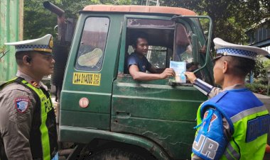 Polda-Jatim-Tertibkan-Truk-dan-Bus-yang-Nekat-Pakai-Lajur-Kanan