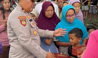Polsek-Gedangan-Bersama-Bhayangkari-Bagikan-Ratusan-Takjil-ke-Masyarakat