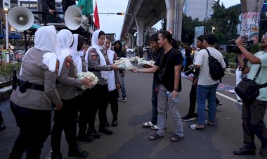 Sejukkan-Ramadhan,-Polda-Metro-Jaya-Kedepankan-Pendekatan-Humanis-Dan-Tim-Sholawat-Dalam-Pelayanan-Penyampaian-Aspirasi-Mahasiswa