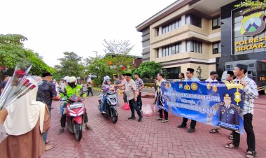 Polresta-Sidoarjo-Gandeng-Mahasiswa-Berbagi-Takjil-untuk-Masyarakat