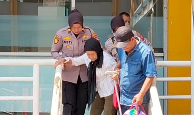 Polwan-Polresta-Sidoarjo-Bantu-Lansia-Naik-Bus-di-Terminal-Purabaya-Saat-Arus-Mudik