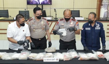 Polda-Jatim-Lakukan-Uji-Laboratoris-Terkait-Temuan-Diduga-Narkotika-27,83-Kg-di-Pesisir-Giligenting-Sumenep