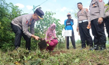 Polres-Trenggalek-Tanam-Ratusan-Pohon-Beringin-di-Lahan-Kritis-Jaga-Sumber-Air