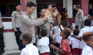 Satgas-Damai-Cartenz-Bagikan-Tas-dan-Alat-Tulis-untuk-Masa-Depan-Papua