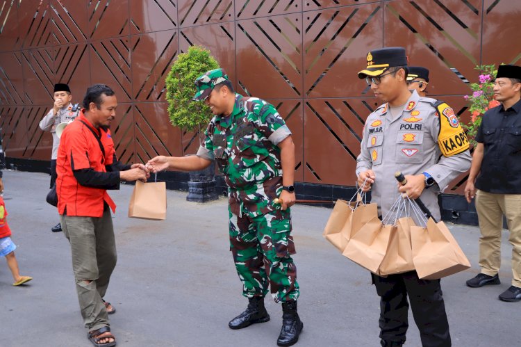 Sinergitas Polres Ngawi Bersama Kodim 0805 Gelar Ramadhan Berkah Berbagi Takjil