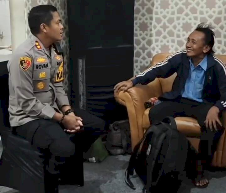 Polisi Antarkan Pemudik Hingga Kampung Halaman Saat Ketinggalan Bus di Terminal Gresik