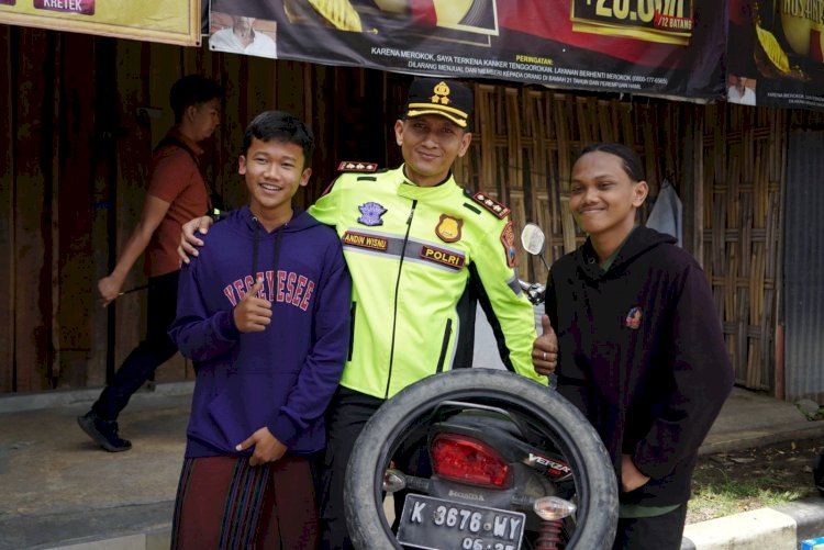 Polres Ponorogo Respon Cepat Bantu Pemudik yang Mengalami Kendala di Jalan