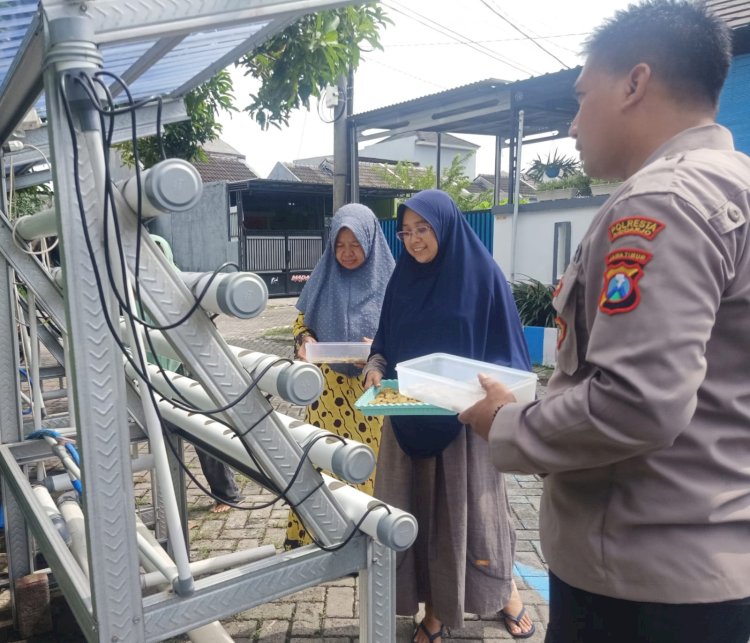Bhabinkamtibmas Desa Sumokali Silaturahmi Lebaran dengan 'Emak-emak' Sambil Cek Program Ketahanan Pangan Warga