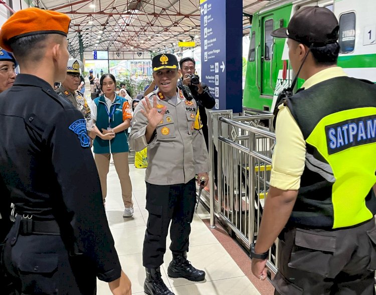 Pastikan Mudik Nyaman Kapolres Madiun Kota Pantau Keamanan di Stasiun Kereta Api