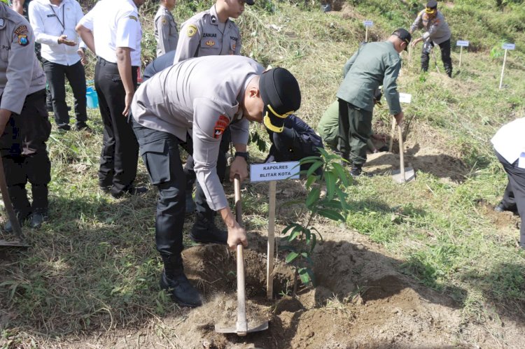 Peduli Lingkungan, Polres Blitar Kota Bersama Forkopimda Tanam Pohon di Area Bekas Tambang