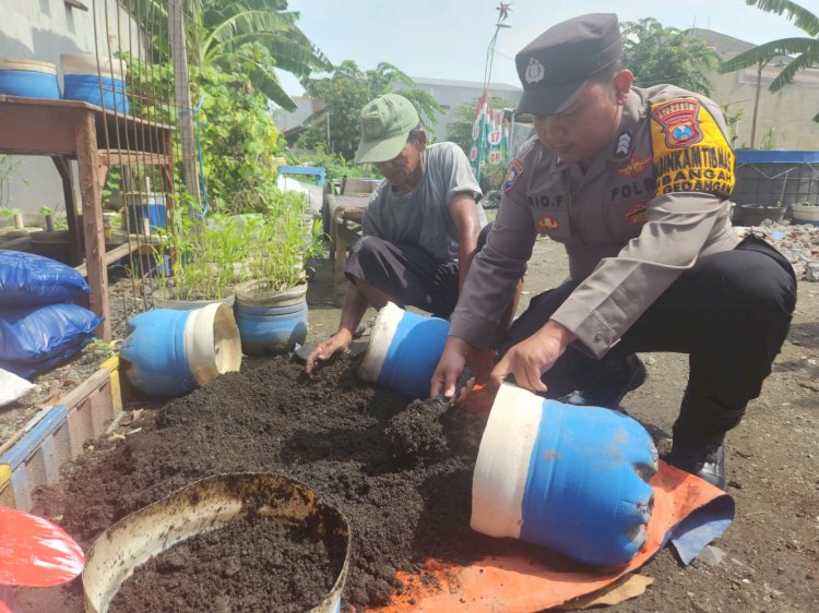 Bhabinkamtibmas Ini Patroli sambil Ajarkan Warga Tanam Bibit Sayur di Galon Bekas