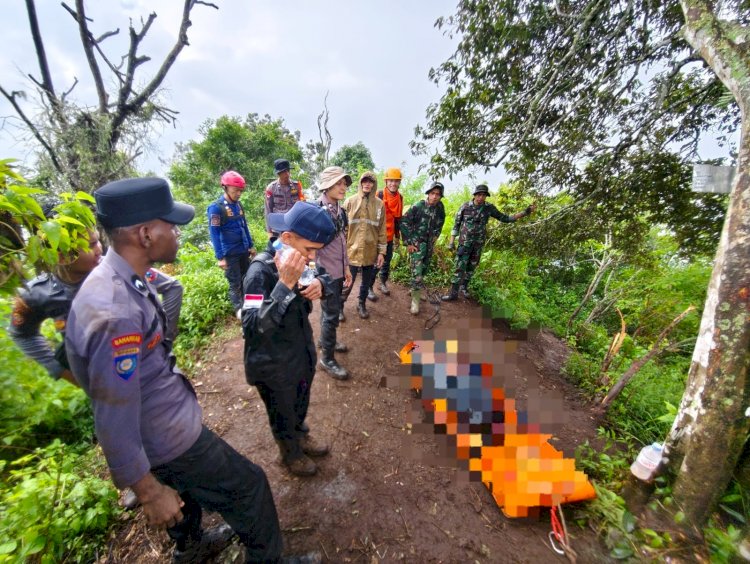 Penuh Perjuangan Polisi Bersama Tim SAR Berhasil Evakuasi Jenazah Pendaki di Gunung Saeng Bondowoso