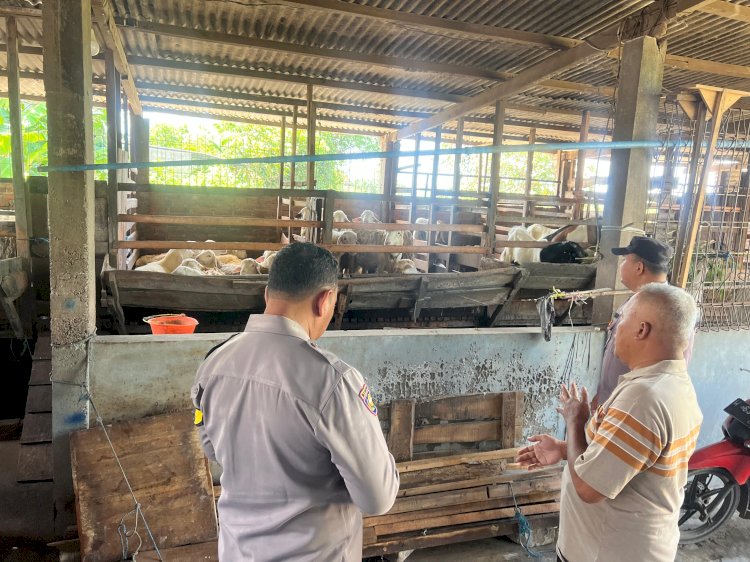 Anggota Polsek Sukodono Cek Ketahanan Pangan di Peternakan Kambing Desa Pademonegoro