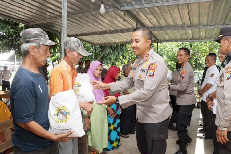 Cangkrukan Kamtibmas Polres Kediri Kota Berbagi Sembako dan Gelar Bakti Kesehatan