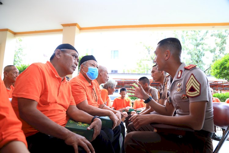 Taruna Akademi Kepolisian Gelar Bakti Sosial di Rumah Perlindungan Lansia