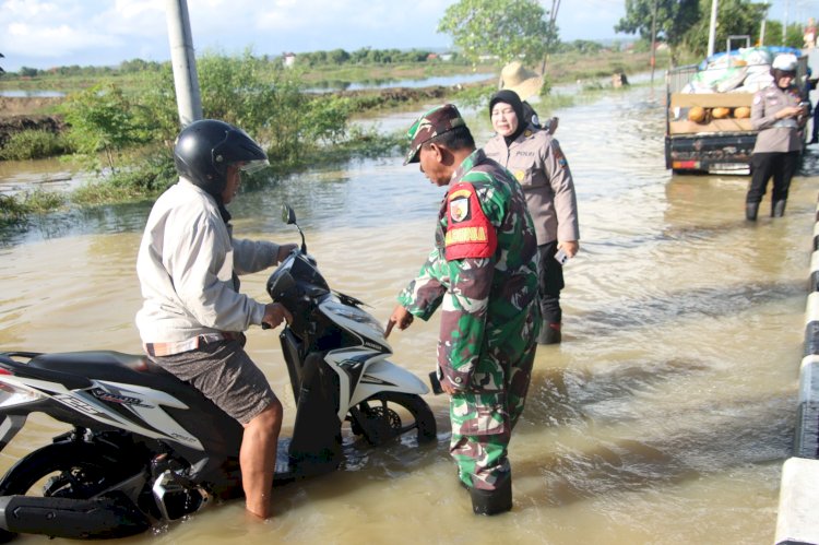 Tanggap Bencana, Polisi dan TNI Bantu Evakuasi Warga Terdampak Banjir di Sumenep
