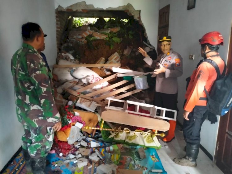 Kompak Polisi bersama TNI dan BPBD Tangani Bencana Longsor di Ponorogo