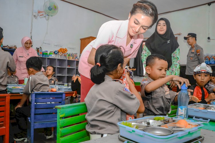 Wujudkan Asta Cita, Polres Ngawi Berbagi Makanan Bergizi dan Susu di Taman Kanak - kanak