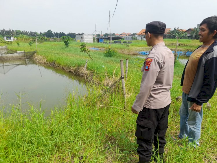 Bhabinkamtibmas Trosobo Cek Kolam Lele Dukung Ketahanan Pangan