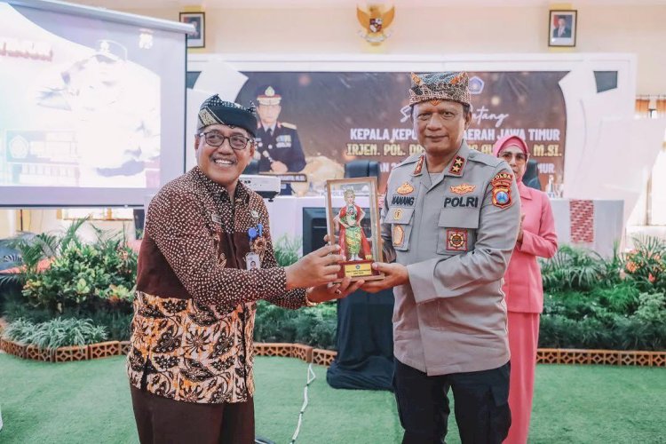 Kunjungi SMADATARA, Kapolda Jatim : 'Negara Maju adalah Negara yang Diisi Generasi Disiplin dan Berkarakter'