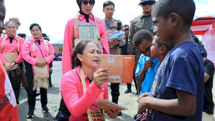 Ketum Bhayangkari Ny. Juliati Sigit Prabowo Lakukan Baksos di Sorong