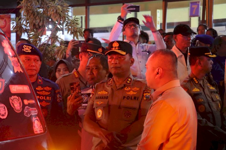 Kapolda Jatim Dampingi Menhub, dan Kakorpolairud Tinjau Korban KMP Tunu Pratama Jaya di Ketapang Banyuwangi