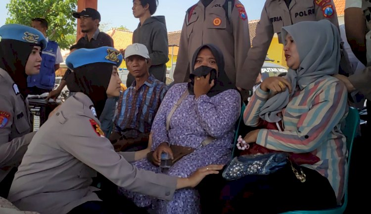 Polwan Polres Pasuruan Kota Beri Pendampingan Keluarga 3 Pemancing yang Hilang di Perairan Lekok