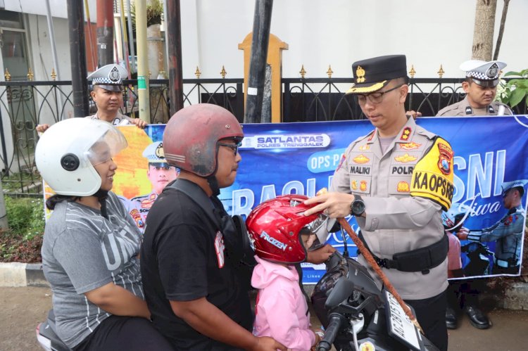 Hari Pertama Operasi Patuh Semeru 2025 Polres Trenggalek Bagi - bagi Helm Gratis