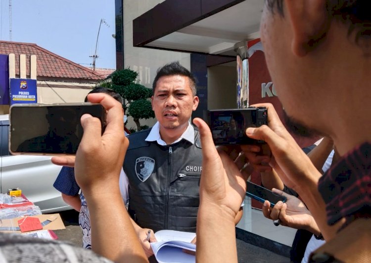 Dorong Semangat Nasionalisme, Kapolres Bangkalan Bagi - bagi Bendera Merah Putih