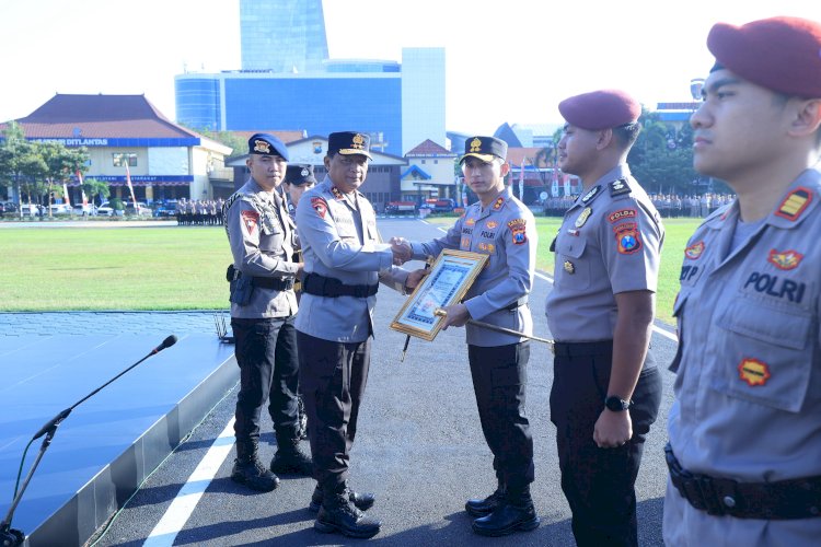 Kapolda Jatim Beri Penghargaan 73 Personel Berprestasi 4 Diantaranya Terima KPLB